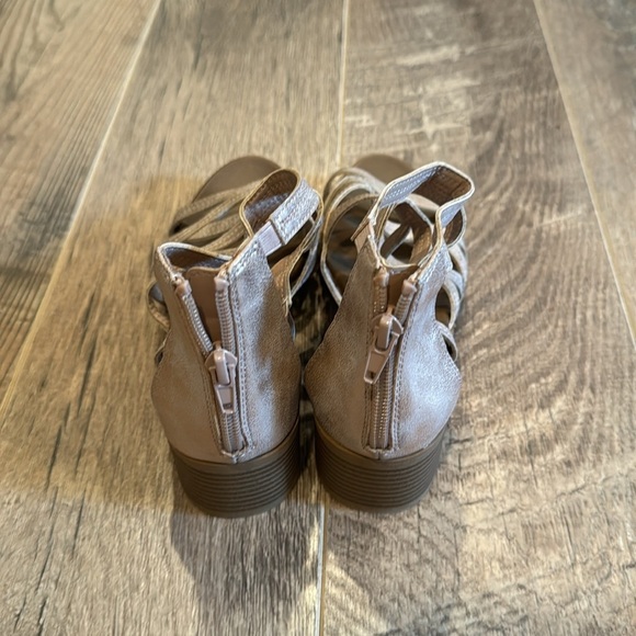 Mia Kid’s Tan Heeled Sandals Size 4M - Picture 3 of 7